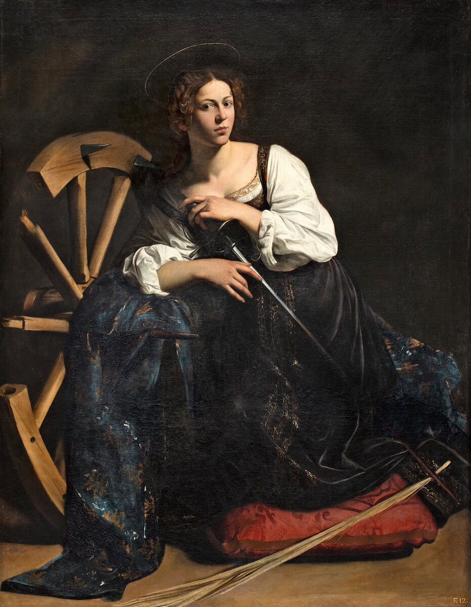 Gemälde von Caravaggio: Die heilige Katharina sitzt mit einem Schwert neben einem zerbrochenen Rad und blickt den Betrachter an.